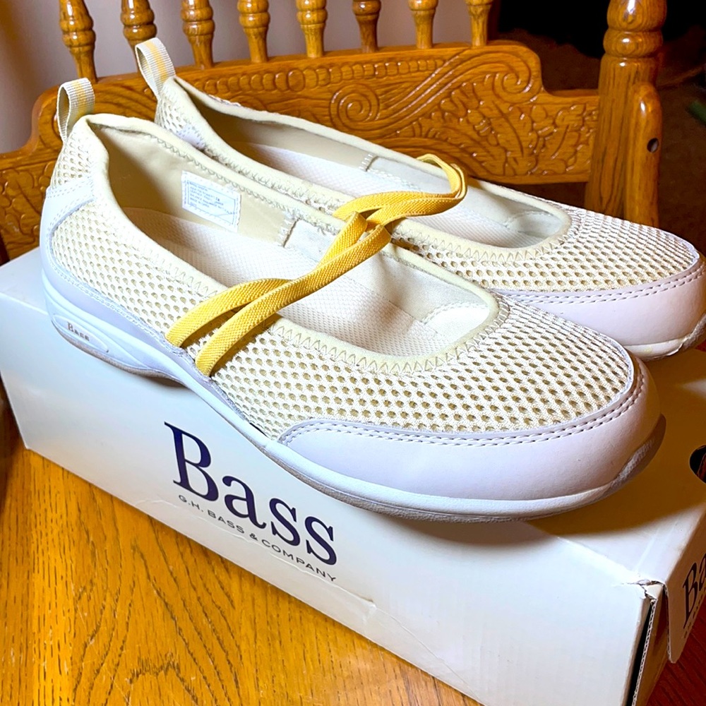 New in Box!! Bass Vision Size 8